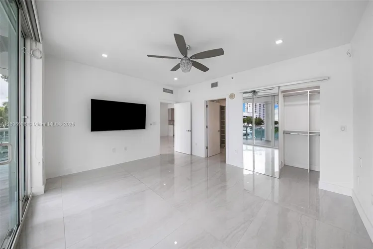 360 Condo #207 image #21