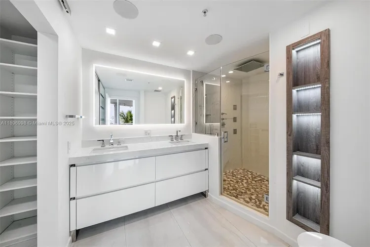 360 Condo #207 image #23