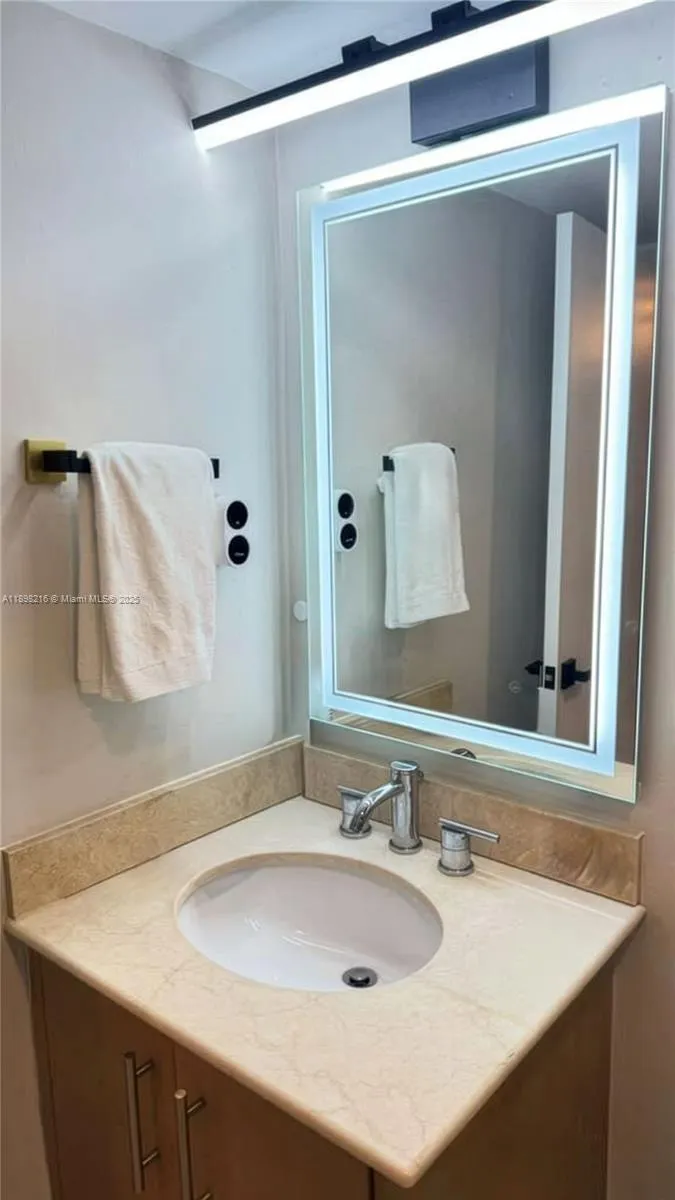 Harbour House #802 image #22