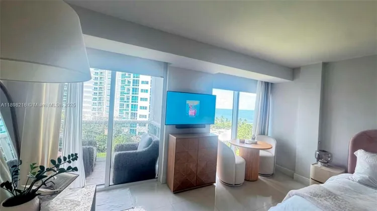 Harbour House #802 image #9