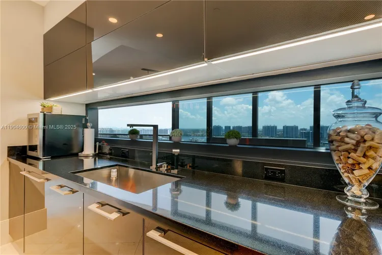 Porsche Design Tower #2403 image #11