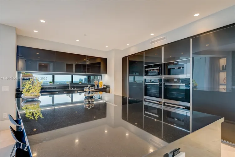 Porsche Design Tower #2403 image #9