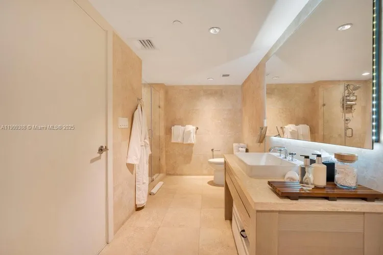 1 Hotel & Homes #1204 image #15