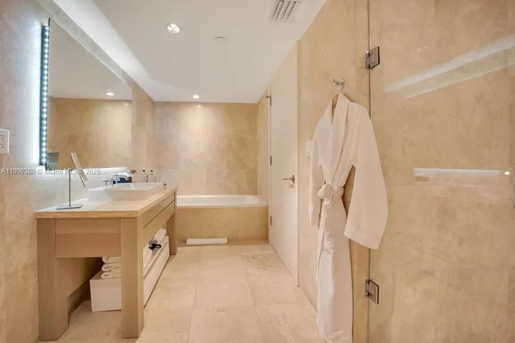 1 Hotel & Homes #1204 image #16