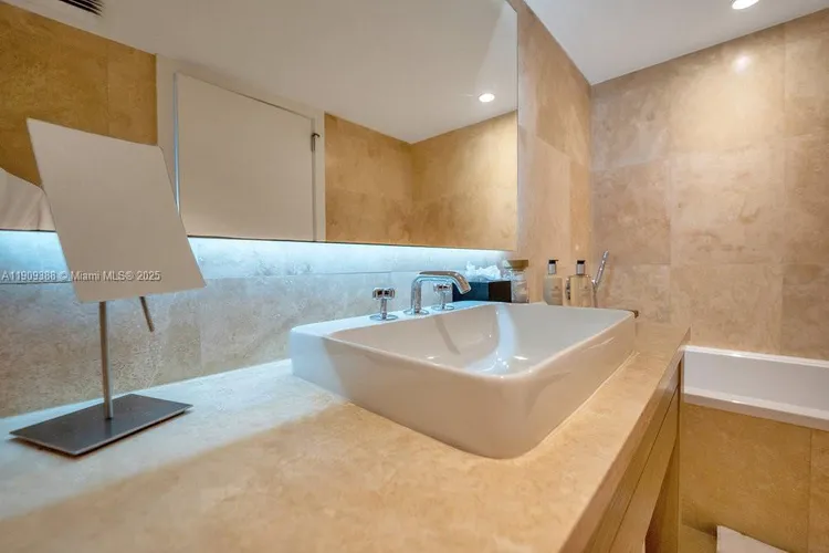 1 Hotel & Homes #1204 image #26