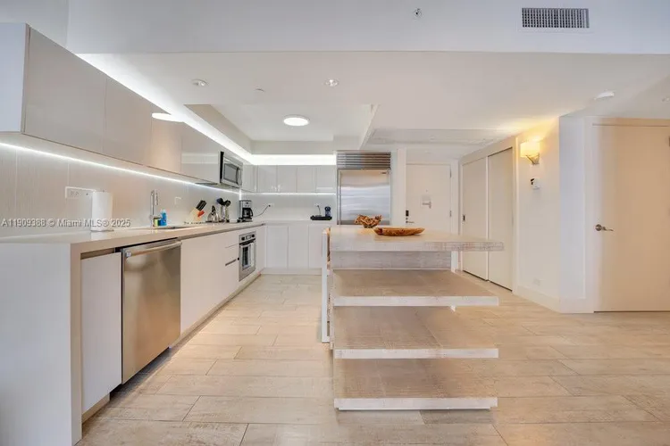 1 Hotel & Homes #1204 image #9