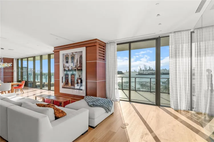 Apogee #704 image #10