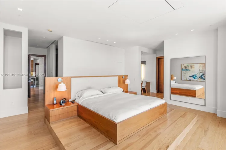 Apogee #704 image #20