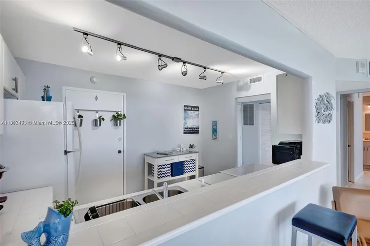 Burleigh House #1614 image #10