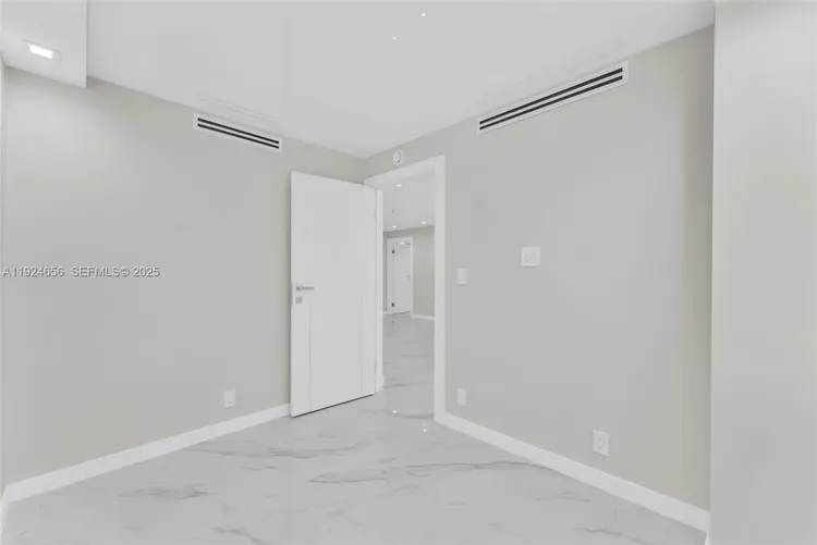 Winston Towers #1414 image #10