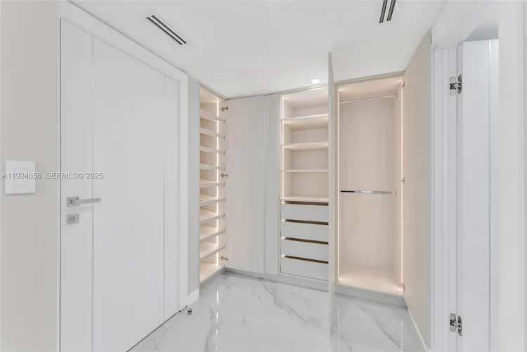 Winston Towers #1414 image #14