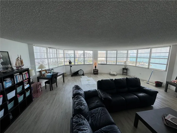 Four Ambassadors #1530 image #10