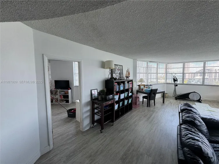 Four Ambassadors #1530 image #11