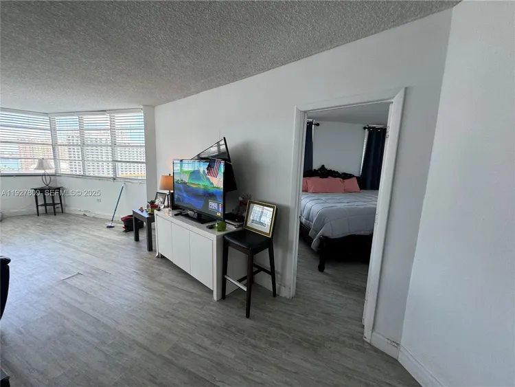 Four Ambassadors #1530 image #12