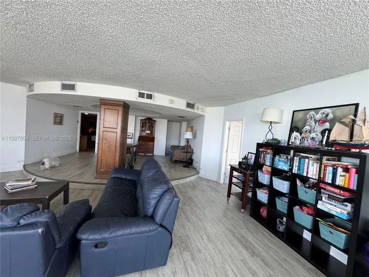 Four Ambassadors #1530 image #8