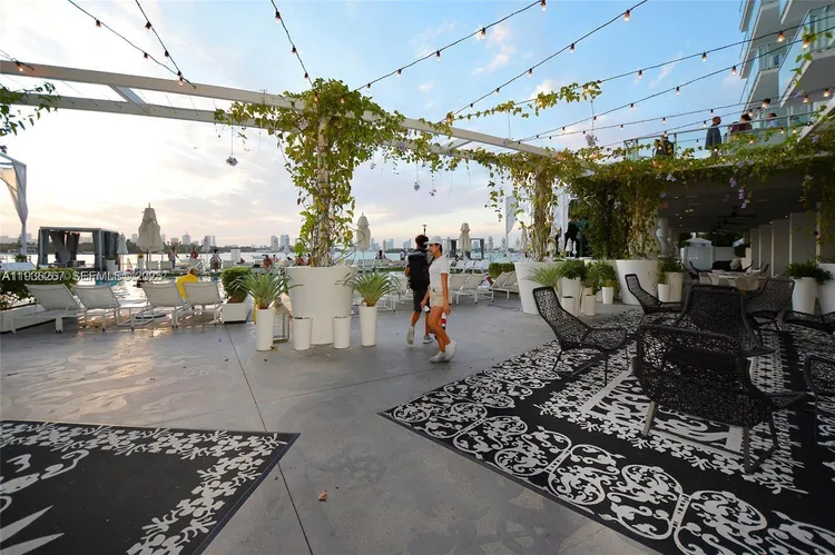 Mondrian #1220 image #11