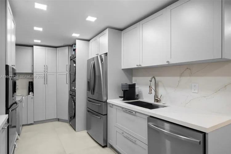 Towers of Key Biscayne #E503 image #7