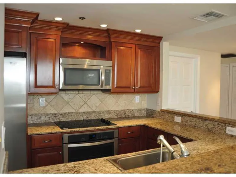 Villa Regina Condo #807 image #11