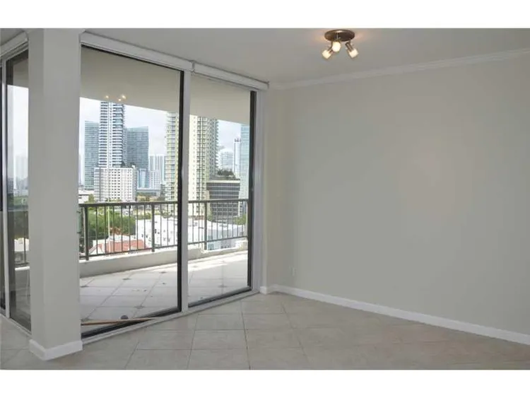 Villa Regina Condo #807 image #9