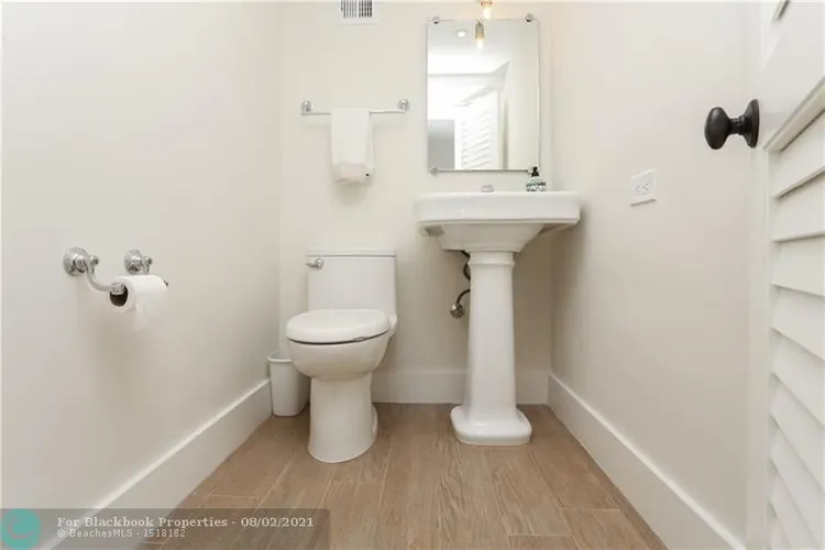 Carriage Club North #805 image #12