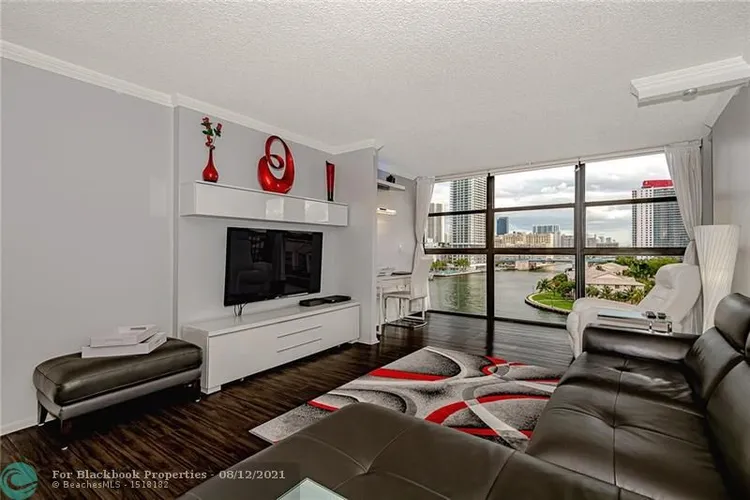 200 Leslie Condo #926 image #8