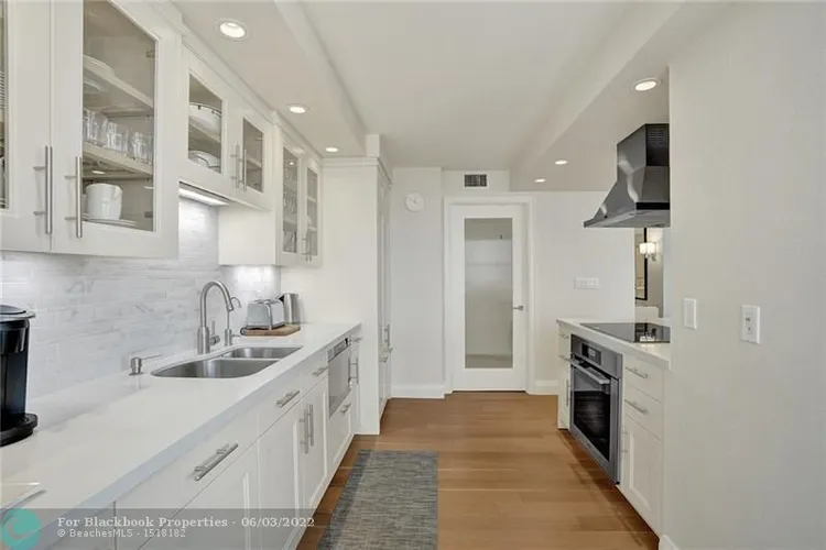 Plaza South #7P image #28