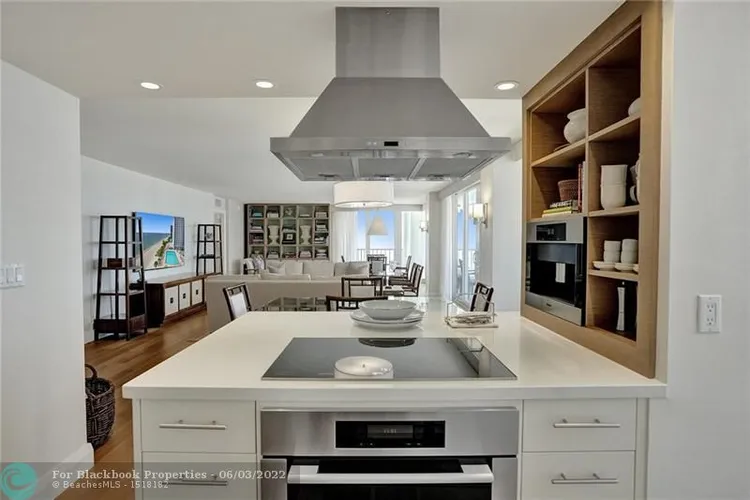 Plaza South #7P image #30