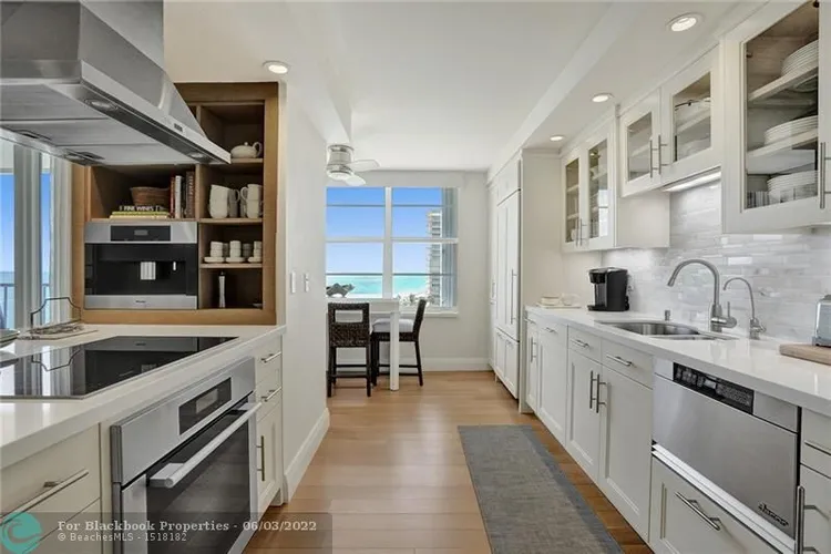 Plaza South #7P image #8