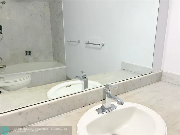 Southpoint Towers #1607N image #6