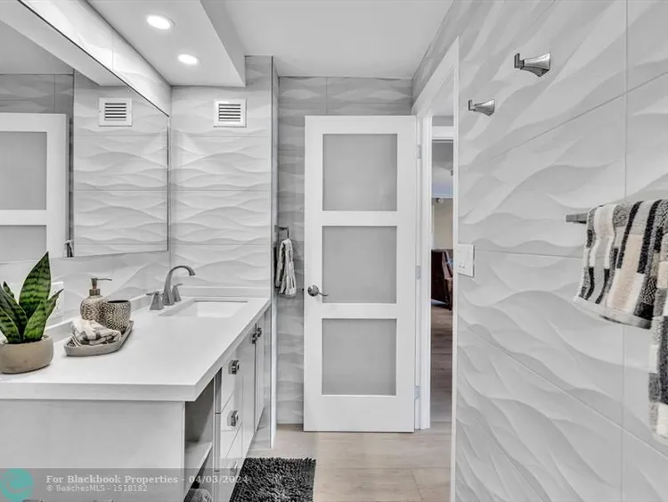 Vantage View #1705 image #33