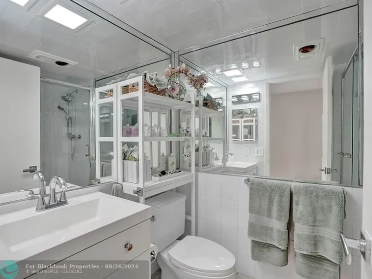 Regency Towers #1406 image #27