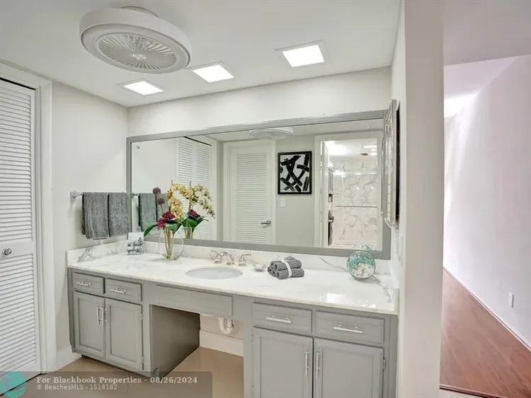 Regency Towers #1406 image #29