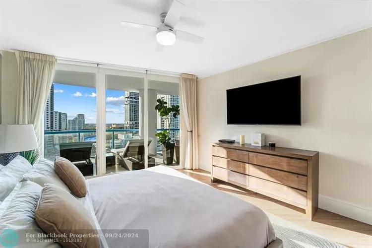 Las Olas River House #1402 image #15