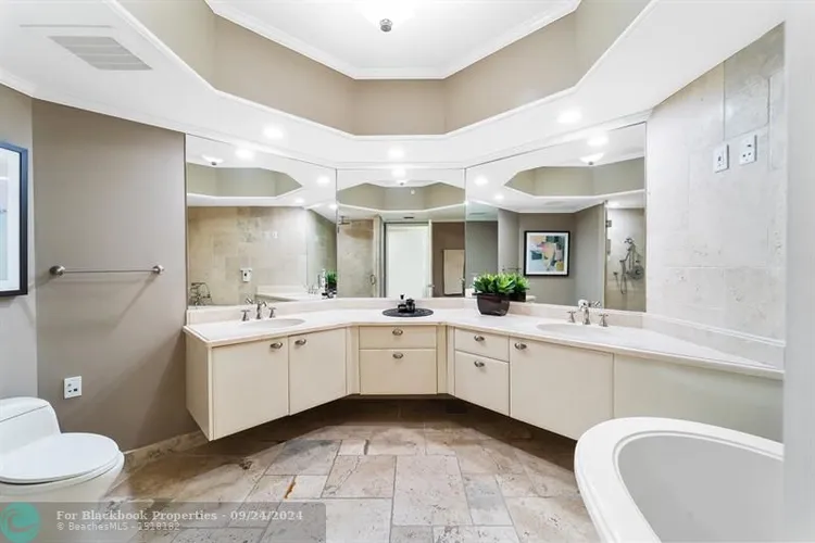 Las Olas River House #1402 image #16