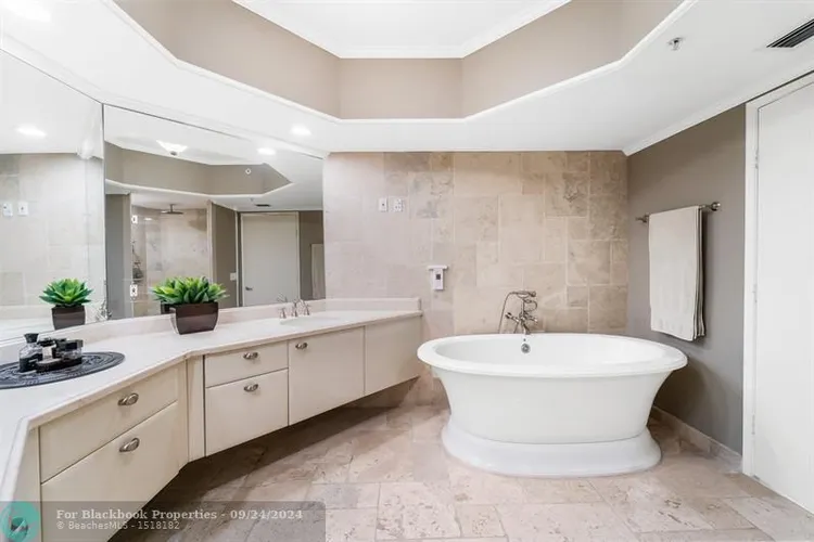 Las Olas River House #1402 image #17