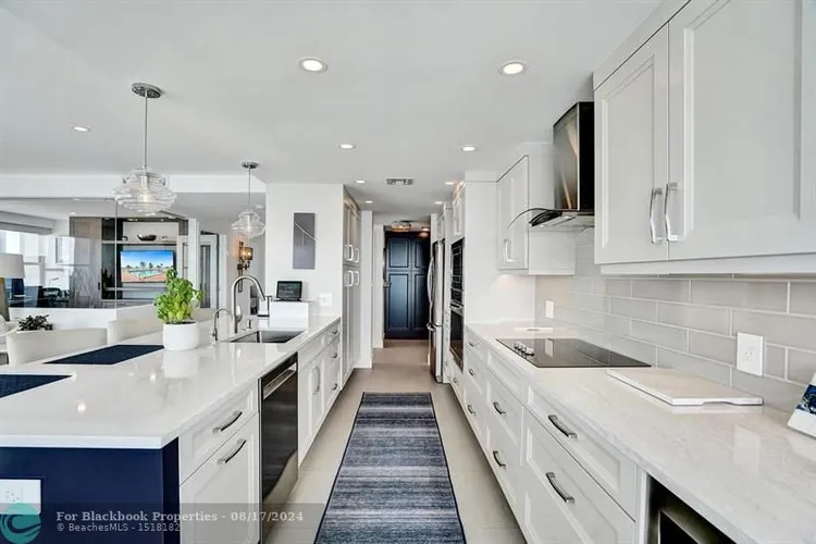 Hollywood Towers #1107 image #20