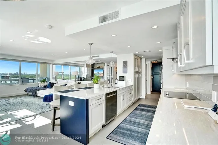 Hollywood Towers #1107 image #21