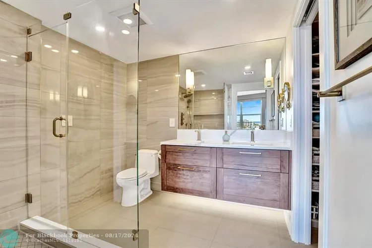 Hollywood Towers #1107 image #26