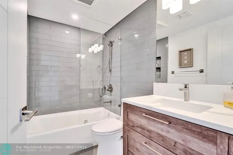 Hollywood Towers #1107 image #31