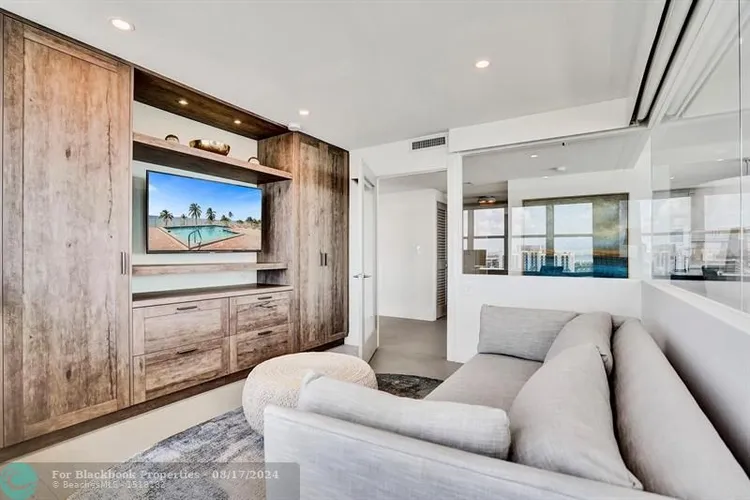 Hollywood Towers #1107 image #37