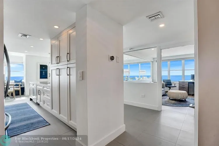 Hollywood Towers #1107 image #7