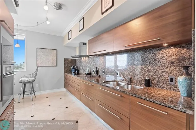 Las Olas Beach Club #2507 image #8