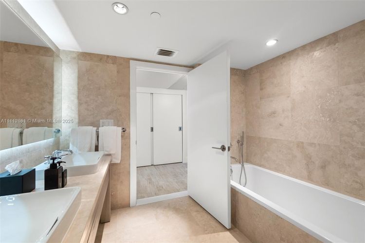 1 Hotel & Homes #1219 image #9