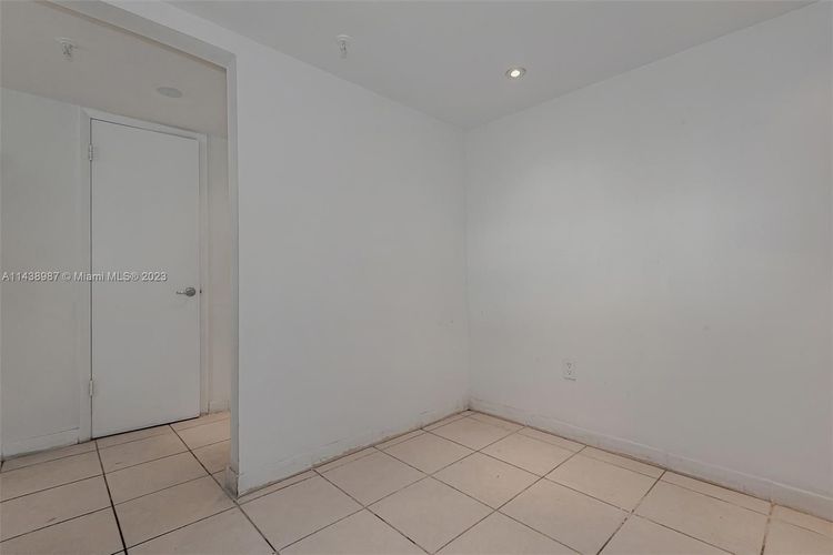 The Venetia #32E image #20