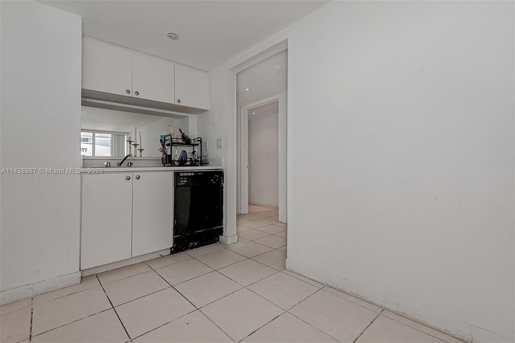 The Venetia #32E image #22