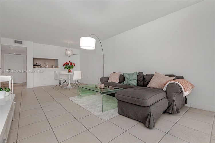 The Venetia #32E image #7