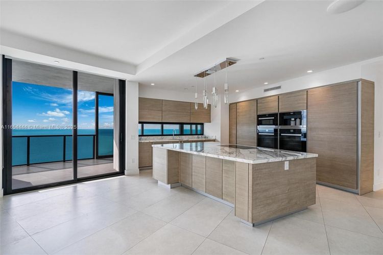 Porsche Design Tower #5001 image #12