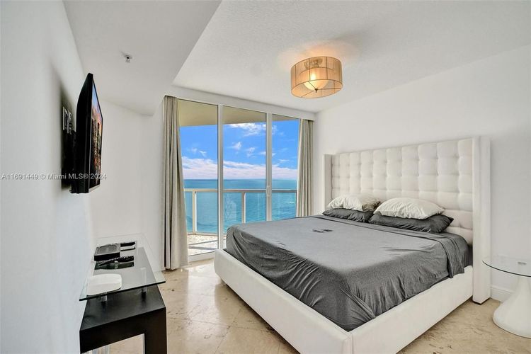 La Perla #3310 image #42