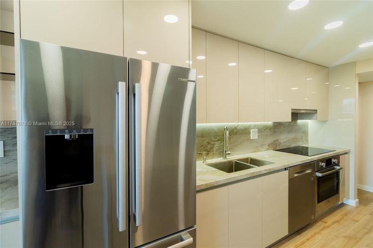 Winston Towers #1015 image #19