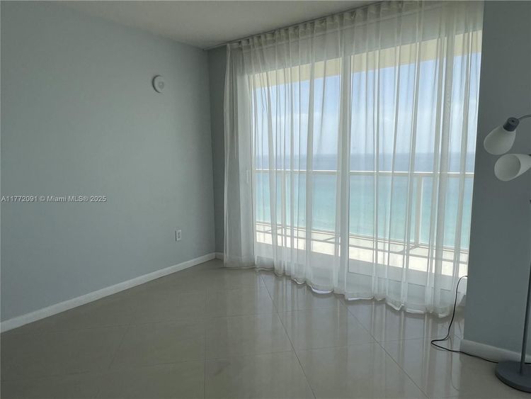 La Perla #1202 image #17